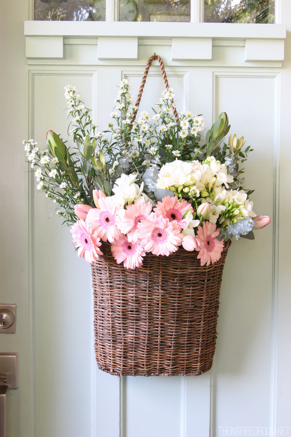 Κρεμάστε λουλούδια στην πόρτα σας για να φέρετε την Άνοιξη στο σπίτι σας.