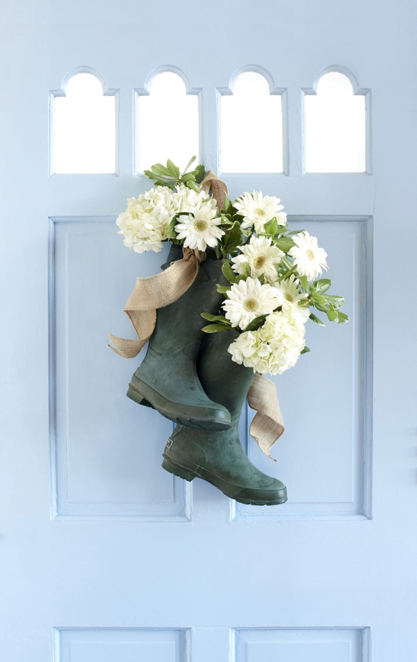 Κρεμάστε λουλούδια στην πόρτα σας για να φέρετε την Άνοιξη στο σπίτι σας.