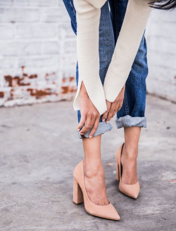 Ποντάρετε σε ένα ζευγάρι block heels που θα σας κάνουν να νιώθετε πολύ πιο άνετα από τα κλασικά ψηλοτάκουνα.