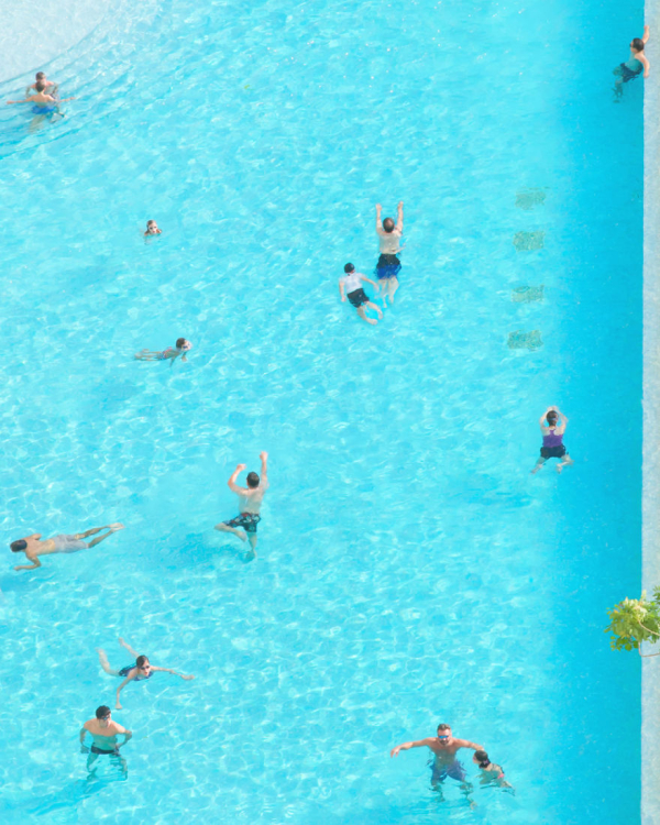 Άνθρωποι μέσα σε μία πισίνα.