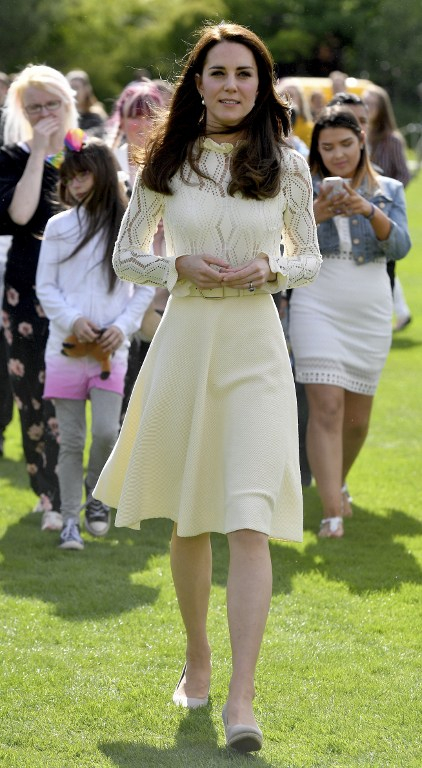 Η Kate συνδύασε το look με ένα ζευγάρι πλατφόρμες Monsoon Fleur.