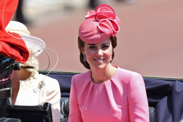 Η δούκισσα του Cambridge, Kate Middleton, εμφανίστηκε στο ετήσιο Trooping the Colour Parade φορώντας το πιο δημοφιλές χρώμα του 2017 