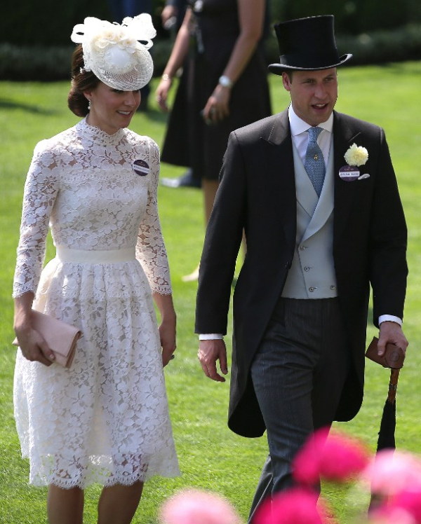 Ο πρίγκιπας William έδειχνε εξίσου κομψός, φορώντας ένα ψηλό καπέλο και κρατώντας μία ομπρέλα.