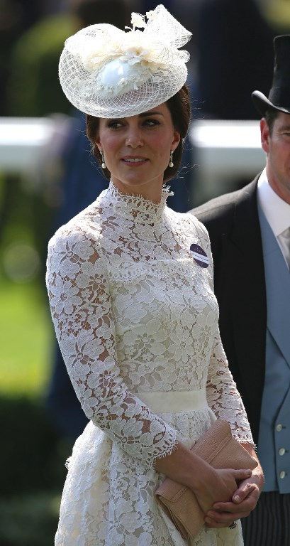 Η δούκισσα του Cambridge εμφανίστηκε στο Royal Ascot, την Τρίτη, με ένα chic, λευκό δαντελένιο φόρεμα του οίκου Alexander McQueen