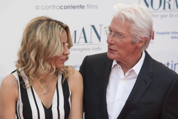 Το ζευγάρι εμφανίστηκε στην πρεμιέρα της νέας ταινίας του Gere, Norman: The Moderate Rise and Tragic Fall of a New York Fixer