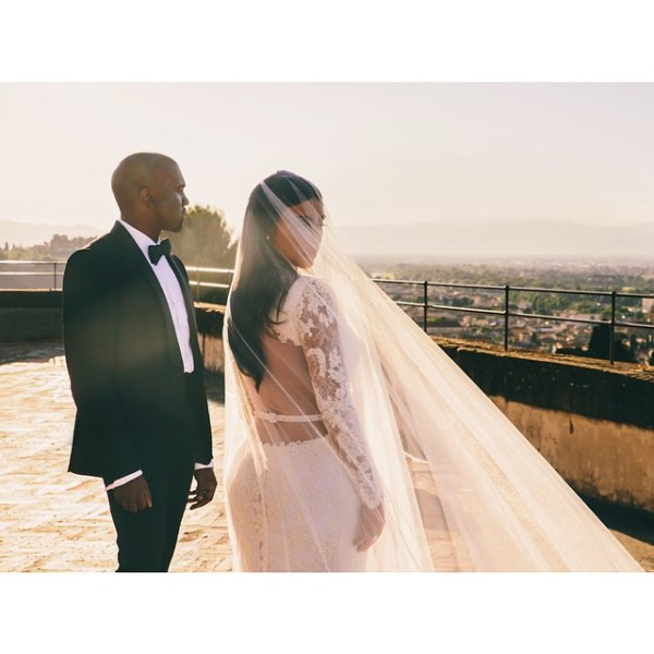 #KanyemarrieKim ή αλλιώς ο Kanye West παντρεύτηκε την Kim Kardashian.