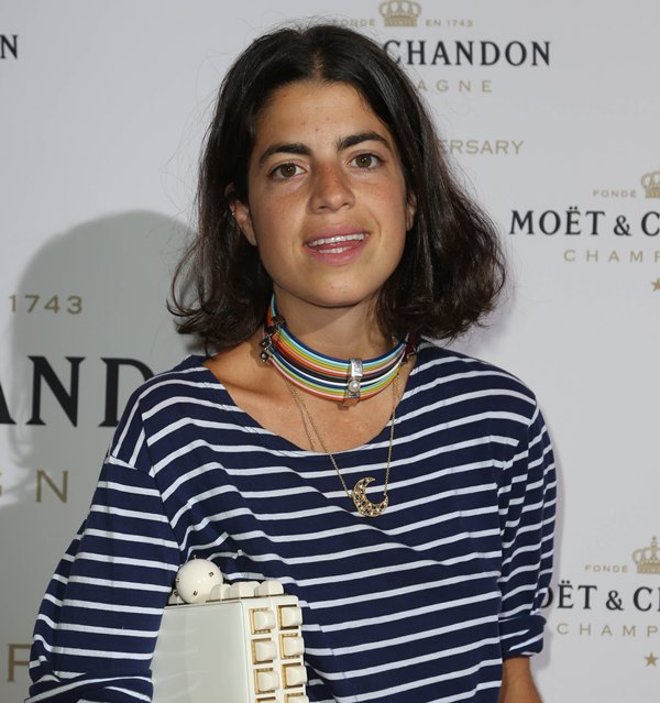 Παρατηρήστε ότι επιλέγει φυσικό look στο υπόλοιπο πρόσωπο.