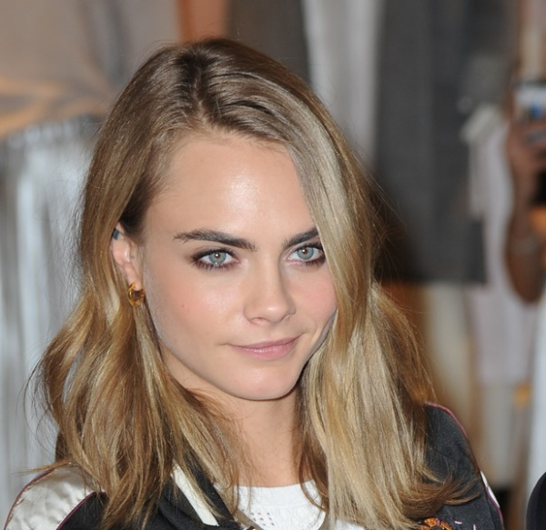 Η Cara Delevingne τονίζει πάντα άνω και κάτω ρίζες βλεφάρων, δημιουργώντας ένα πιο έντονο βλέμμα.