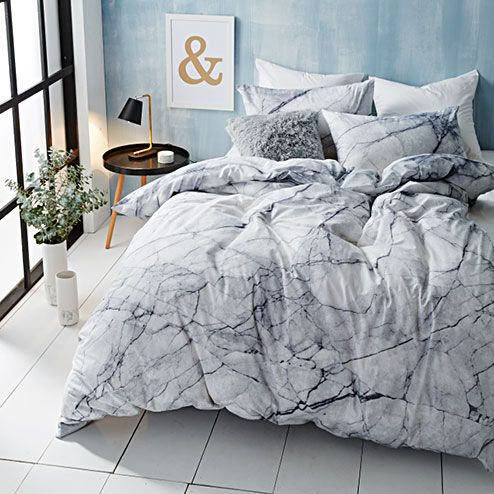Χρησιμοποιήστε πολλά layers στο κρεβάτι. Παπλώματα, ριχτάρια και μαξιλάρια θα δώσουν έναν άλλο χαρακτήρα στο βασικό έπιπλο του δωματίου σας.
