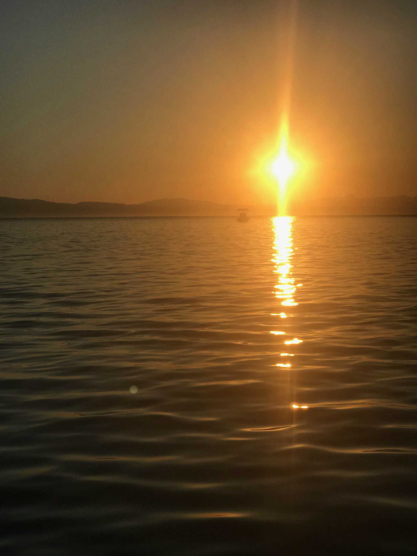 O ήλιος βυθίζεται στον Μεσσηνιακό Κόλπο.