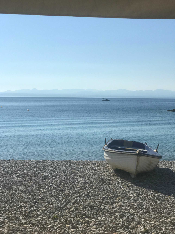 Η θέα από την ψαροταβέρνα Γαϊτάναρος.