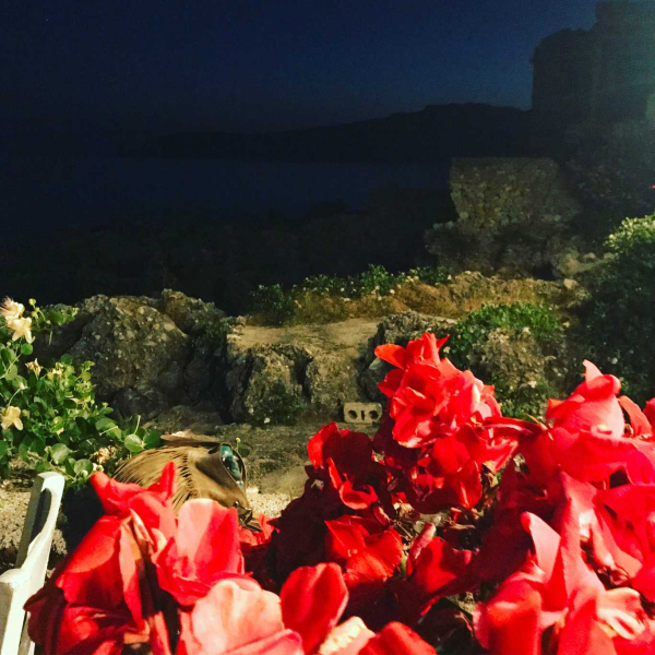 Το γραφικό λιμανάκι της Καρδαμύλης με τα άγρια βράχια.