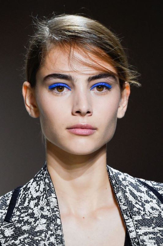 Τι θα λέγατε για έντονη μπλε γραμμή από eyeliner και βλεφαρίδες σε ίδια απόχρωση;