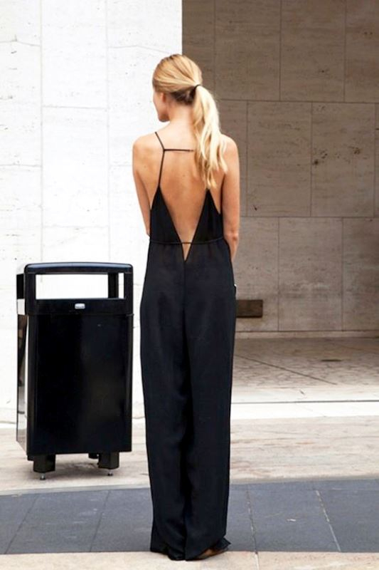 Sexy διάθεση, με ένα messy ponytail και ένα backless jumpsuit.
