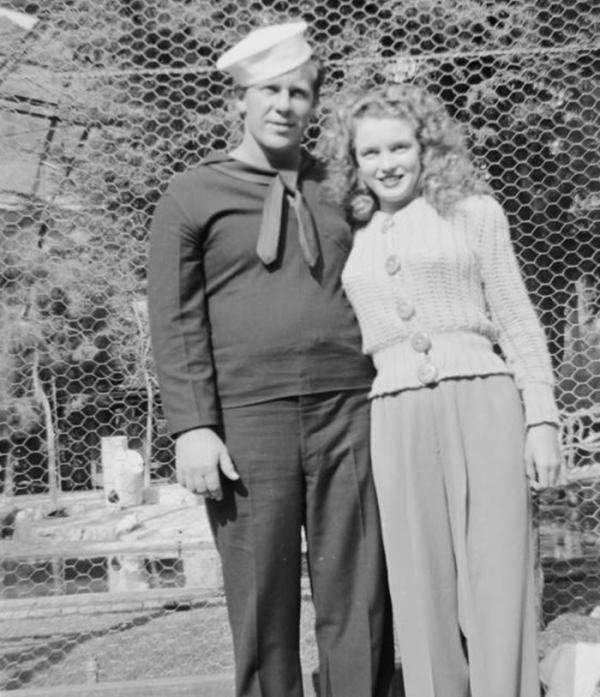 Το 1943 με τον άντρα της James Dougherty