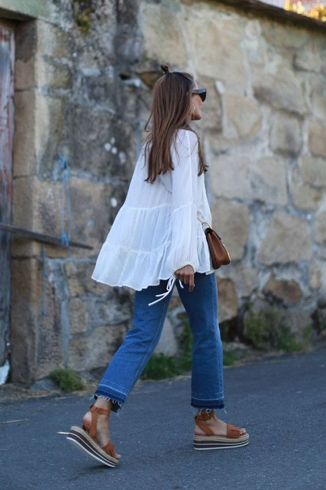 Ένα ιδιαίτερο τοπ θα δώσει πιο fashion forward χαρακτήρα σε αυτό το casual παντελόνι.