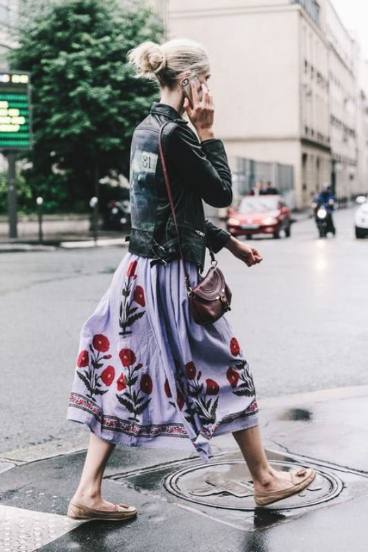 Bold florals. Δεν υπάρχει ίσως πιο ανοιξιάτικη επιλογή από τα μοτίβα με λουλούδια και αν τα επιλέξουμε σωστά, μπορούμε να τα εκμεταλλευτούμε υπέρ μας. Επιλέξτε πιο μικρό design για διακριτικό αποτέλεσμα ή πιο μεγάλα λουλούδια για ακόμα πιο έντονο α