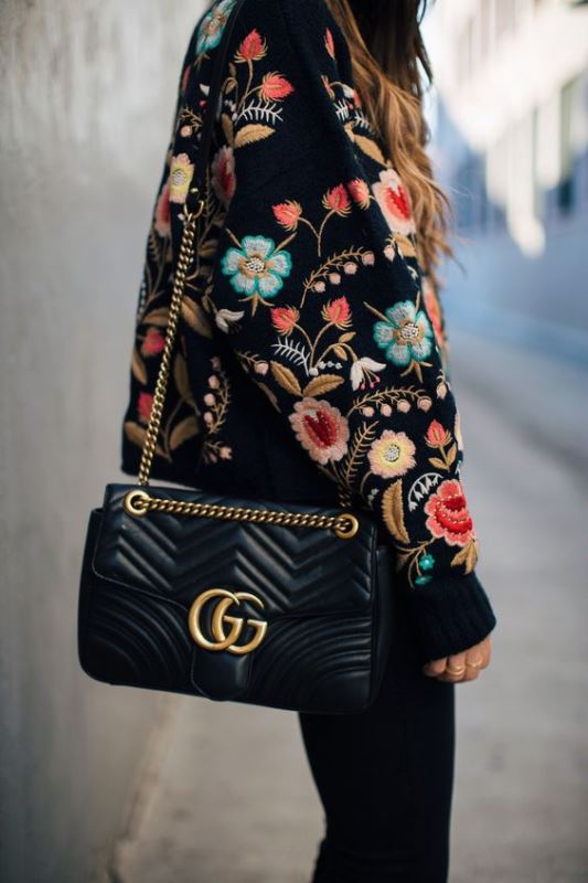 Bold florals. Δεν υπάρχει ίσως πιο ανοιξιάτικη επιλογή από τα μοτίβα με λουλούδια και αν τα επιλέξουμε σωστά, μπορούμε να τα εκμεταλλευτούμε υπέρ μας. Επιλέξτε πιο μικρό design για διακριτικό αποτέλεσμα ή πιο μεγάλα λουλούδια για ακόμα πιο έντονο α