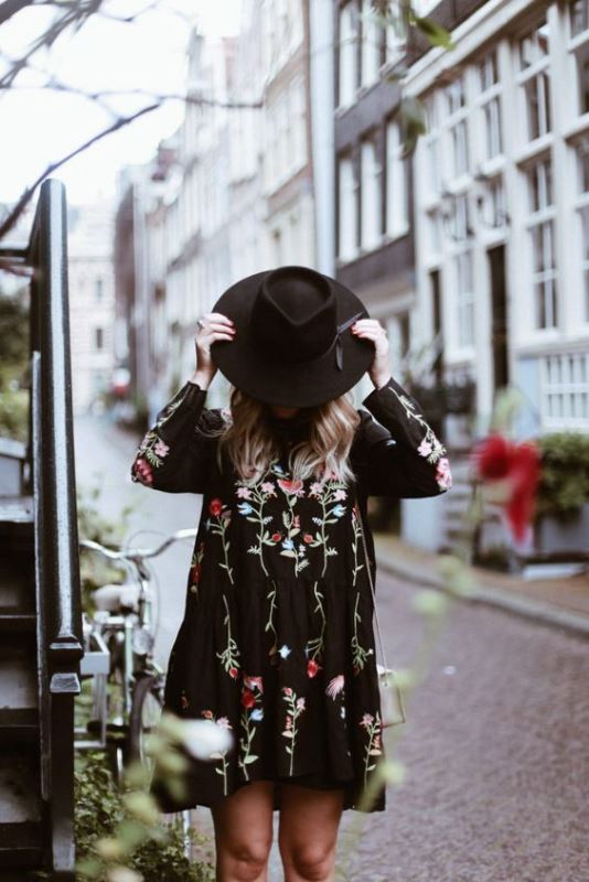 Bold florals. Δεν υπάρχει ίσως πιο ανοιξιάτικη επιλογή από τα μοτίβα με λουλούδια και αν τα επιλέξουμε σωστά, μπορούμε να τα εκμεταλλευτούμε υπέρ μας. Επιλέξτε πιο μικρό design για διακριτικό αποτέλεσμα ή πιο μεγάλα λουλούδια για ακόμα πιο έντονο α
