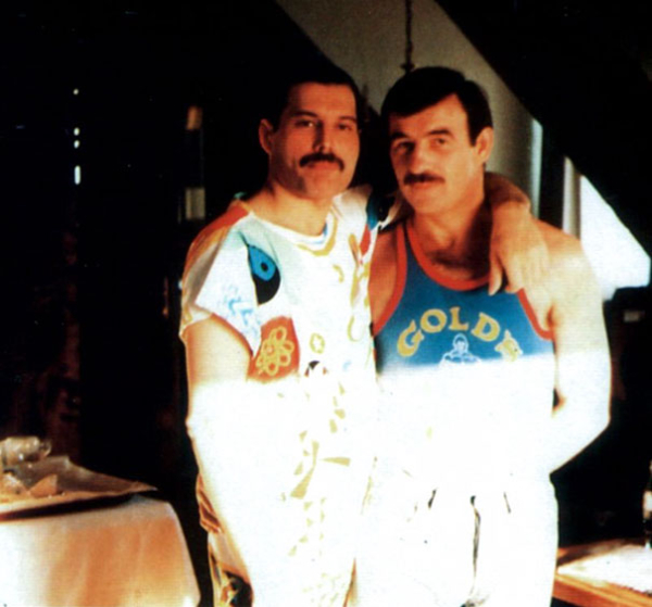 Ο Freddie και o Jim ποζάρουν αγκαλιασμένοι
