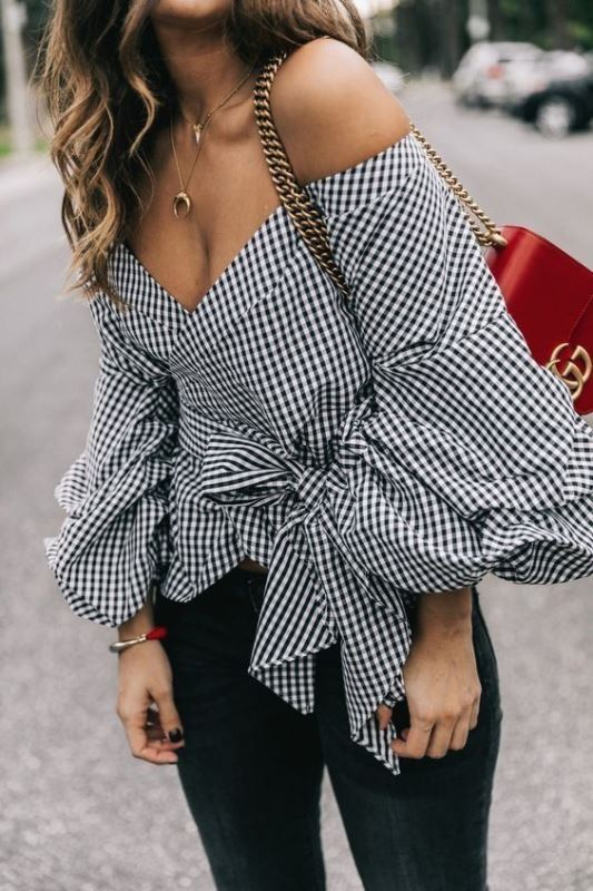 Gingham. Θυμίζει κάτι από το αριστοκρατικό βρετανικό στιλ και είναι μια ωραία εναλλακτική στο κλασικό καρό. Επιλέξτε το ακόμη και για τα spring looks σας, με το κατάλληλο styling.