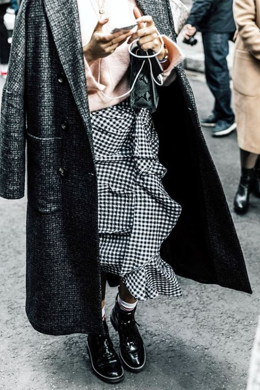 Gingham. Θυμίζει κάτι από το αριστοκρατικό βρετανικό στιλ και είναι μια ωραία εναλλακτική στο κλασικό καρό. Επιλέξτε το ακόμη και για τα spring looks σας, με το κατάλληλο styling.