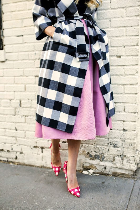 Gingham. Θυμίζει κάτι από το αριστοκρατικό βρετανικό στιλ και είναι μια ωραία εναλλακτική στο κλασικό καρό. Επιλέξτε το ακόμη και για τα spring looks σας, με το κατάλληλο styling.