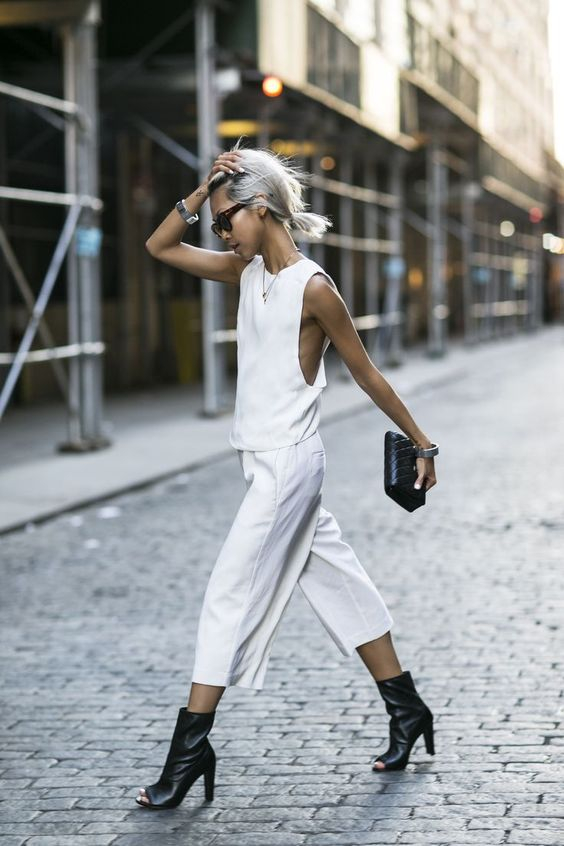 Επιλέξτε ένα ανοιχτόχρωμο total look για chic εμφανίσεις.