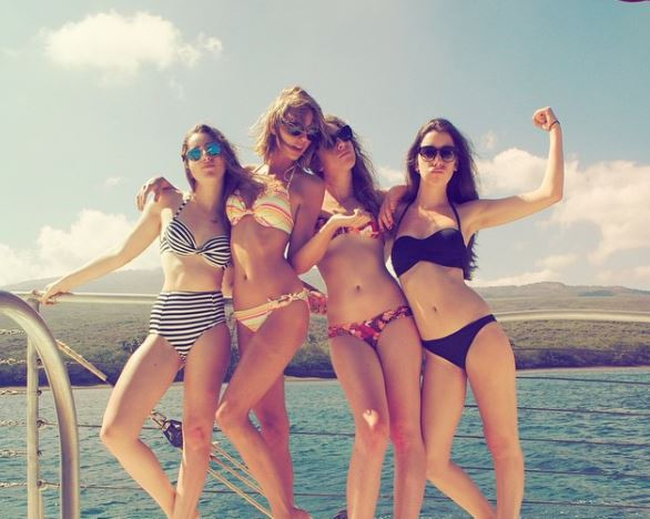 Η Τaylor Swift βάζει τέλος στις εικασίες πως δεν έχει αφαλό, ωστόσο δεν προσέχει το photoshop (κουπαστή που λυγίζει;)