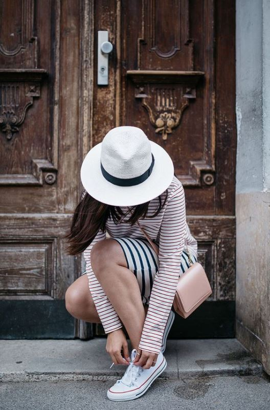 Ένα Panama hat μπορεί να δώσει στιλ σε οποιοδήποτε look, είτε το φορέσουμε με φόρεμα είτε με το αγαπημένο μας παντελόνι.