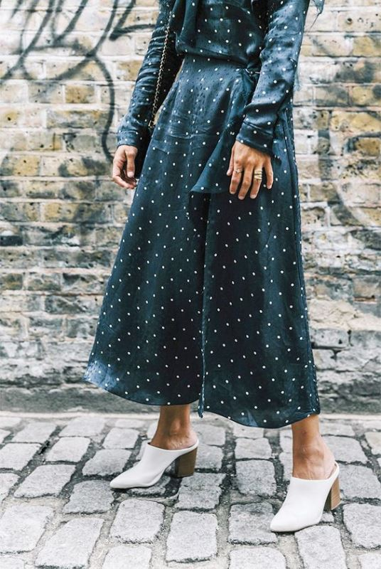 Πουά. Το polka dot μοτίβο αποπνέει ξεκάθαρα αέρα από 60s επομένως δίνει σε κάθε εμφάνιση μια ρετρό αίγλη από εκείνα τα χρόνια. Συνδυάστε το με ένα διαφορετικό print και το outfit σας θα γίνει αυτομάτως πολύ πιο ενδιαφέρον. 