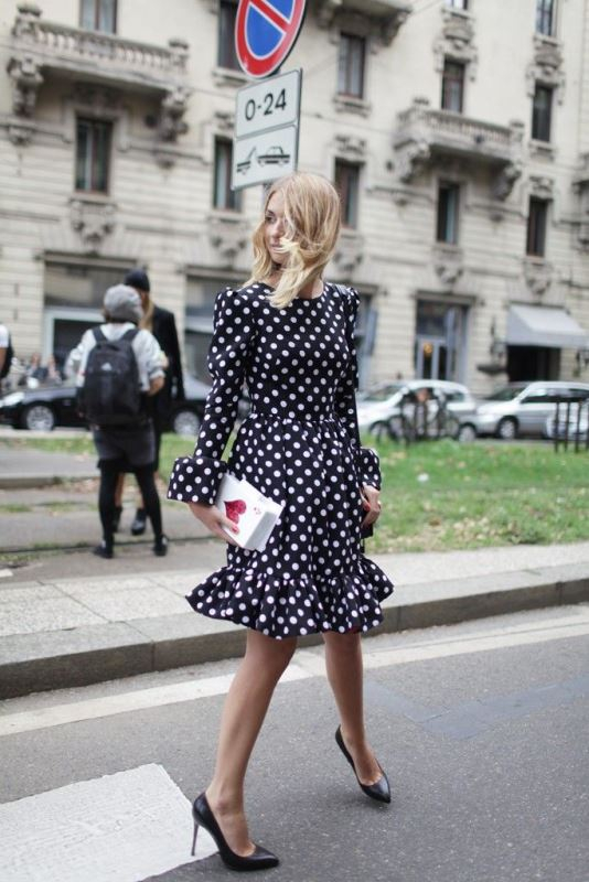 Πουά. Το polka dot μοτίβο αποπνέει ξεκάθαρα αέρα από 60s επομένως δίνει σε κάθε εμφάνιση μια ρετρό αίγλη από εκείνα τα χρόνια. Συνδυάστε το με ένα διαφορετικό print και το outfit σας θα γίνει αυτομάτως πολύ πιο ενδιαφέρον. 