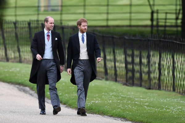 O Prince William και ο Prince Harry κατέφθασαν με τα πόδια.