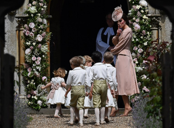 Η Kate Middleton λέει στα παρανυφάκια και στα page boys να κάνουν ησυχία (συμπεριλαμβανόμενου του πρίγκιπα George και πριγκίπισσας Charlotte).