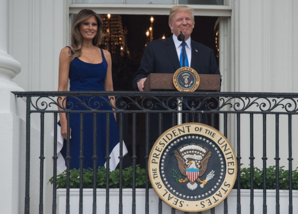 Προς τιμήν της περίστασης, η Trump φόρεσε στενό φόρεμα με αέρινη φούστα του Κολομβιανού, Esteban Cortázar. 