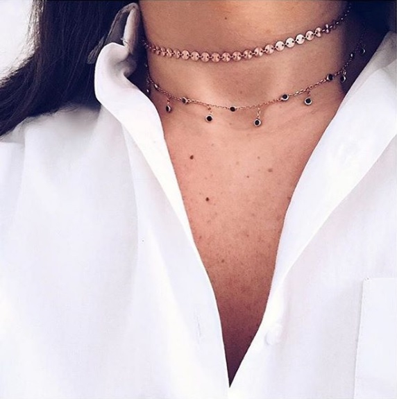 Μια εναλλακτική στο κλασικό μαύρο choker ή στα πιο statement που έχουμε δει τελευταία, η οποία μάλιστα είναι και ένα εύκολο DIY σε περίπτωση που θέλουμε να το φτιάξουμε μόνες μας. 
