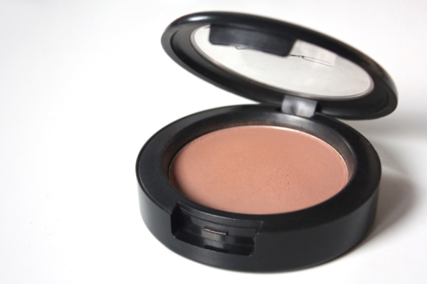 M.A.C harmony blush για κοψίματα.
