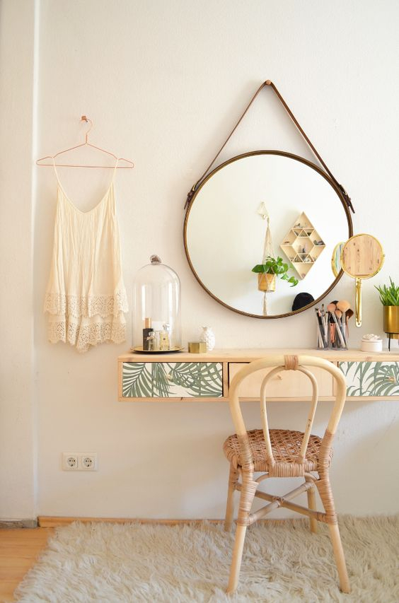 Πρόκειται για τα vanity desks, τα τραπεζάκια εκείνα που λειτουργούν ως boudoir και όχι μόνο έχουν πρακτικό σκοπό αλλά δίνουν και μία πανέμορφη νότα στο δωμάτιό τους. 
