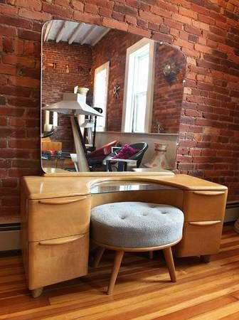 Πρόκειται για τα vanity desks, τα τραπεζάκια εκείνα που λειτουργούν ως boudoir και όχι μόνο έχουν πρακτικό σκοπό αλλά δίνουν και μία πανέμορφη νότα στο δωμάτιό τους. 