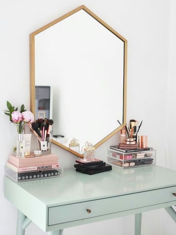 Πρόκειται για τα vanity desks, τα τραπεζάκια εκείνα που λειτουργούν ως boudoir και όχι μόνο έχουν πρακτικό σκοπό αλλά δίνουν και μία πανέμορφη νότα στο δωμάτιό τους. 