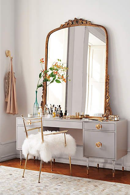 Πρόκειται για τα vanity desks, τα τραπεζάκια εκείνα που λειτουργούν ως boudoir και όχι μόνο έχουν πρακτικό σκοπό αλλά δίνουν και μία πανέμορφη νότα στο δωμάτιό τους. 
