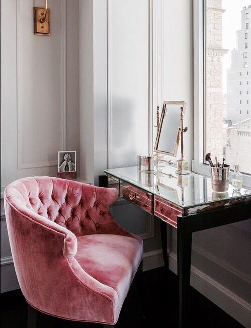 Πρόκειται για τα vanity desks, τα τραπεζάκια εκείνα που λειτουργούν ως boudoir και όχι μόνο έχουν πρακτικό σκοπό αλλά δίνουν και μία πανέμορφη νότα στο δωμάτιό τους. 