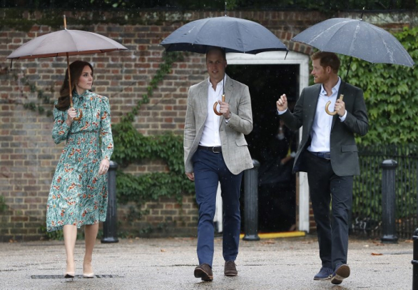 Η Kate Middleton έκανε επίσκεψη στο Kensington Palace White Garden, ένα μνημείο για την πριγκίπισσα Diana.