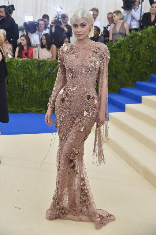 Kylie Jenner με Versace.