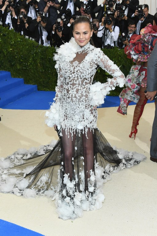Chrissy Teigen με Custom Marchesa.