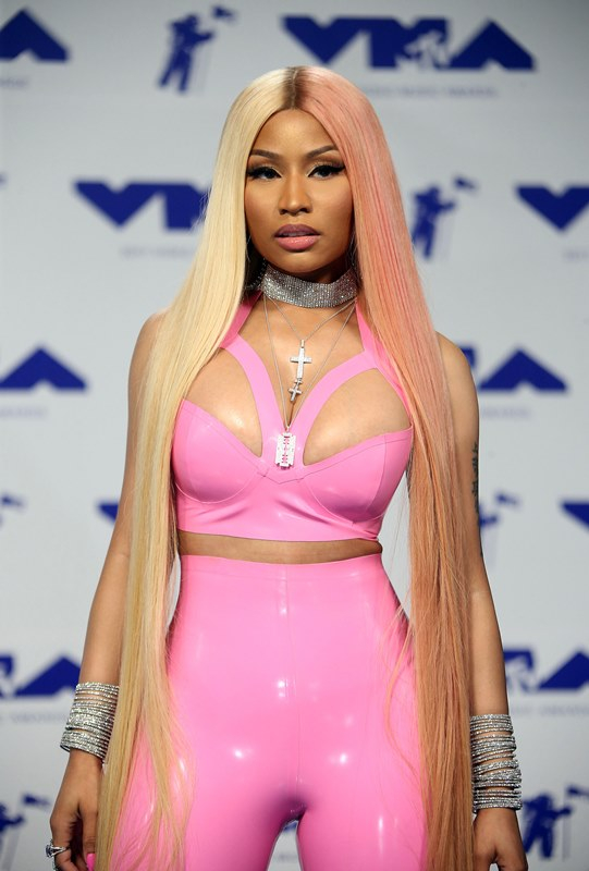 Η Nicki Minaj με platinum blonde από τη μία, modern pink από την άλλη πλευρά και φυσικές ρίζες on top.