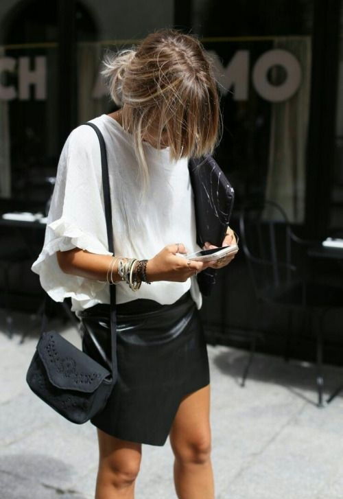 Το αγαπημένο black & white είναι ο safe συνδυασμός που και σε όλες μας ταιριάζει και μπορεί να δείξει super chic σε κάθε ώρα και περίσταση. Και πρόκειται και για δύο χρώματα που κατά 99% όλες έχουμε στη ντουλάπα μας.