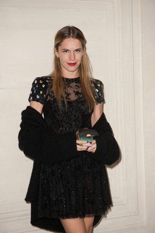 Total black look and red lips. #stylish