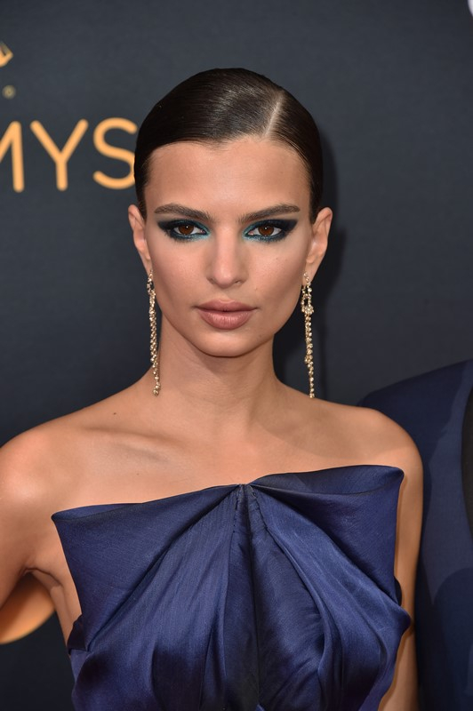 Emily Ratajkowski με έντονο μπλε μολύβι στις ρίζες των βλεφάρων της.