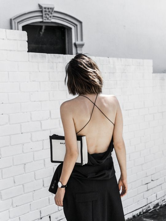 Επιλέξτε ένα backless σχέδιο, θα κάνει το look σας να μην δείχνει τόσο dark, χάρη στην γυμνή πλάτη. 